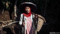 Iim Rohimah (51) Pernah menjadi kuli tambang bersama suaminya sejak tahun 2013 hingga 2020 ia dan suaminya kapok menjadi kuli tambang sebab penghasilannya tak pernah tepat waktu ditambah resiko kerja yang sangat tinggi. Ibu beranak 10 ini kini bekerja sebagai buruh tani panggilan.