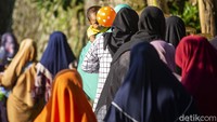 Berbanding terbalik dengan gambar yang marak di internet akan kata janda, kegiatan ibu-ibu di kampung ini sangat religius. Hampir setiap hari pengajian digelar rutin dan tampak tak pernah sepi.