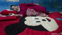 Ini adalah Ijah dan satu orang lainnya yang memilih tidak menikah usai kejadian yang memilukan saat kehilangan suaminya. Meskipun menjanda, Ia tetap berpegang teguh pada pendiriannya menjaga marwah dalam hidupnya.