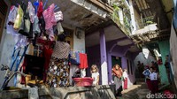 Majelis yang digelar setiap pagi terus disambut antusias oleh ibu-ibu di kampung ini, lokasinya pun bergantian sehingga silaturahmi antar warga sangat terjaga.