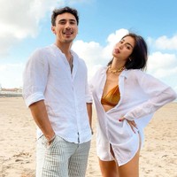 Dalam kencan-kencan mereka, Jedar dan Vincent hampir selalu terlihat kompak untuk bergaya stylish. Tengok saja pose mereka di pantai ini yang sama-sama memakai kemeja putih. Foto: Instagram @inijedar