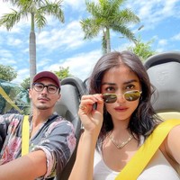 Jessica Iskandar atau yang biasa disapa Jedar tengah jadi sorotan karena dikabarkan sudah dibaptis dan pindah agama. Pria yang belakangan santer dikabarkan dekat dengannya yakni Vincent Verhaag pun dikaitkan dengan rumor tersebut. Jedar dan Vincent sendiri belakangan terlihat makin mesra di Instagram. Foto: Instagram @inijedar