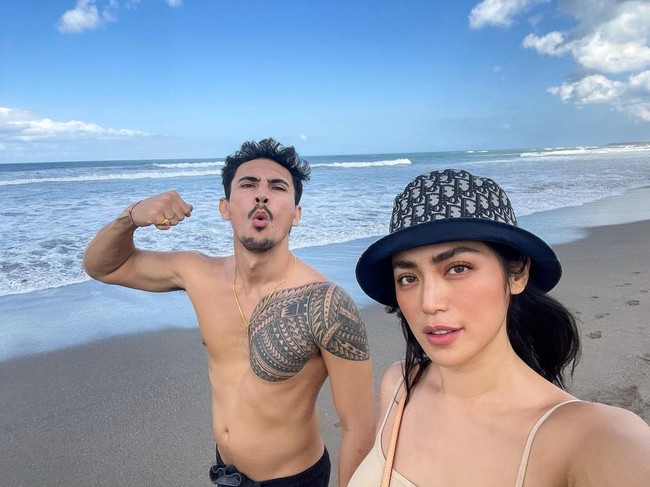 Jessica Iskandar dan Vincent Verhaag sama-sama tinggal di Bali. Dilihat dari postingan di Instagram, mereka sering menghabiskan waktu bersama menikmati wisata Pulau Dewata, mulai dari bermain di pantai hingga mengunjungi restoran mewah. Foto: Instagram @inijedar