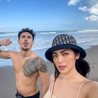 Jessica Iskandar dan Vincent Verhaag sama-sama tinggal di Bali. Dilihat dari postingan di Instagram, mereka sering menghabiskan waktu bersama menikmati wisata Pulau Dewata, mulai dari bermain di pantai hingga mengunjungi restoran mewah. Foto: Instagram @inijedar