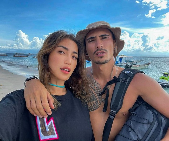 Tinggal di Bali, keduanya memang banyak menghabiskan waktu di pantai. Tak jarang dua artis ini mengneakan busana dari brand kenamaan, seperti Louis Vuitton. Foto: Instagram @v.andrianto