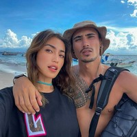 Tinggal di Bali, keduanya memang banyak menghabiskan waktu di pantai. Tak jarang dua artis ini mengneakan busana dari brand kenamaan, seperti Louis Vuitton. Foto: Instagram @v.andrianto