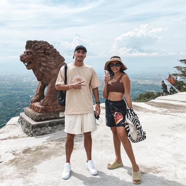 Begini gaya pasangan yang pernah menjelajahi Magelang, Yogyakarta, Prigen, Bromo, Banyuwangi, dan Bali bersama saat liburan. Gaya mereka bisa jadi inspirasi kamu yang ingin jalan-jalan dengan pasangan. Foto: Instagram @v.andrianto