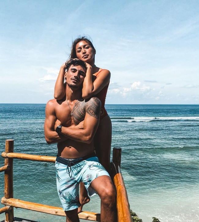 Ketika beraktivitas di laut tentu busana keduanya menyesuaikan. Kali ini mereka menggunakan pakaian renang selagi berpose dengan latar keindahan alam. Bisa jadi inspirasi foto liburan bersama pasangan. Foto: Instagram @v.andrianto