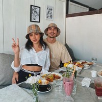 Jedar dan Vincent kali ini terlihat kompak bergaya stylish dengan bucket hat keluaran Burberry. Foto: Instagram @v.andrianto