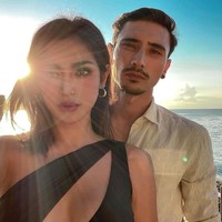 Masih berlatar laut tapi kali ini Jessica Iskandar dan Vincent Verhaag mengenakan busana yang lebih formal saat berkunjung ke sebuah restoran. Ketika itu keduanya mengaku sebagai teman baik. Terima kasih ya sudah jadi teman aku. Jangan minta lebih, tulis Jedar. Foto: Instagram @inijedar