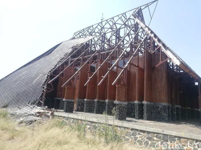 Gedung Geo Theater di Sumedang rusak dan terbengkalai