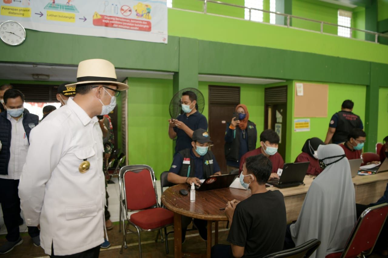 Gubernur Jabar Ridwan Kamil saat meninjau pelaksanaan Gebyar Vaksinasi Massal untuk Masyarakat Umum Usia di Atas 12 Tahun di Komplek Bumi Patra, Balongan, Kabupaten Indramayu, Jumat (10/9/2021). (Foto: Yogi Prayoga S/Biro Adpim Jabar)