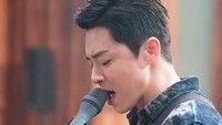 Ketika nge-band, suaranya selalu memukau. Belum lagi ketika dia curi-curi pandang ke Song Hwa yang posisinya selalu di sebelah Ik Jun. (Foto: dok. Instagram @tvn_drama) 