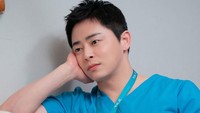 Atau saat dia menatap Song Hwa saat lagi ngopi bareng di ruang kerja. Aduh, makin naksir Ik Jun deh! Tapi dia sudah ada yang punya sekarang. Hehehe.... (Foto: dok. Instagram @tvn_drama)