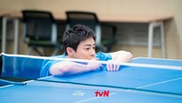 Ik Jun juga bikin Song Hwa tersenyum saat menyaksikan pertandingan tenis meja di Yulje Medical Center meski ujung-ujungnya kalah. (Foto: dok. Instagram @tvn_drama) 