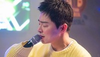 Siapa yang nggak naksir Ik Jun sih? Kalau di ruang karaoke, dia selalu bisa bikin lumer dengan lagu-lagu yang dinyanyikannya. (Foto: dok. Instagram @tvn_drama) 