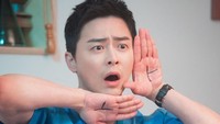 Tingkah Ik Jun nggak pernah gagal bikin Song Hwa tertawa! Nggak jarang reaksi Song Hwa pada lelucon Ik Jun bikin orang di sekitarnya jadi keheranan. (Foto: dok. Instagram @tvn_drama) 