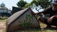 Seorang penjaga makam menunjukkan kepada detikcom akan keberadaan 3 pekuburan Yahudi di lokasi tersebut, Jumat (10/9/2021).