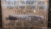 Nama yang tertera di nisan makam adalah JE Ballas (meninggal 1943) dan Joshua Moses Gareh (meninggal 1942) dan juga Ada satu makam yang berisikan dengan huruf Ibrani di nisannya. 