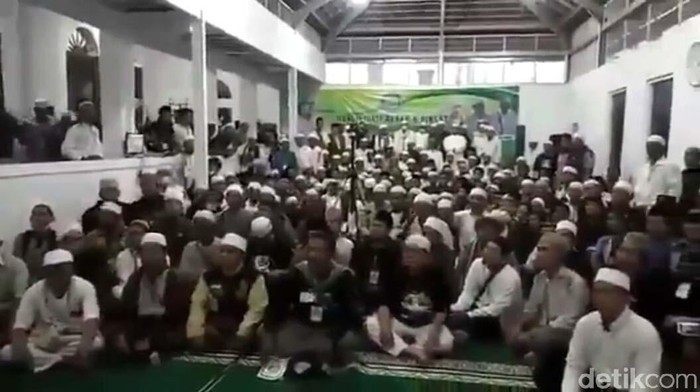 Ini Tempat Deklarasi FPI Versi Baru yang Viral Video deklarasi Front Persaudaraan Islam (FPI) di Kabupaten Bandung Barat (KBB) viral. Deklarasi tersebut digelar di Masjid Daarul Khoirot.