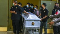Isak tangis anggota keluarga korban kebakaran pun warnai proses penyerahan jenazah korban tersebut.