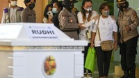 Sementara diketahui, Direktur Pencatatan Sipil Handayani Ningrum mengatakan Ditjen Dukcapil bekerja sama dengan Tim DVI Polri dalam proses identifikasi 41 jenazah korban kebakaran Lapas Tangerang.  