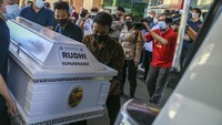 Rudhi teridentifikasi sebagai korban kebakaran pada kantong jenazah nomor 41.  