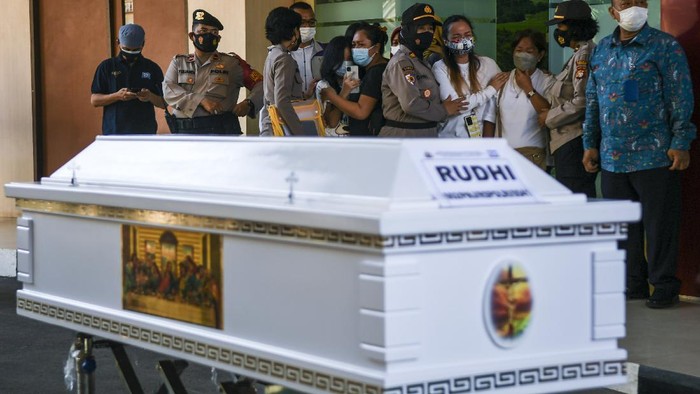 Jenazah korban kebakaran Lapas Kelas I Tangerang diserahkan kepada anggota keluarga. Isak tangis keluarga pun warnai proses penyerahan korban kebakaran tersebut