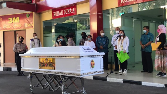 Jenazah Rudhi (43) korban kebakaran Lapas Tangerang diserahkan ke keluarga, di RS Polri Kramat Jati, Jakarta Timur, Jumat (10/9/2021).