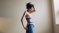 Jennie mengenakan produk Modern Cotton Ulined Bralette berwarna abu-abu. Foto: (dok. ist)