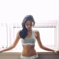 Selama pemotretan, Jennie BLACKPINK mengenakan atasan Modern Cotton Unlined Bralette dan bawahan Modern Cotton Bikini Bottom berwarna abu-abu koleksi Calvin Klein. Foto: dok Calvin Klein