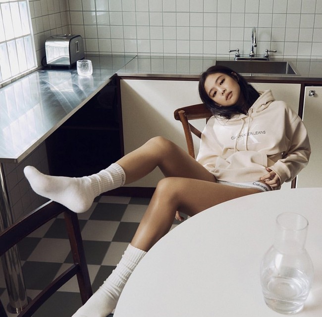Dalam laman resminya, Calvin Klein juga membagikan video Jennie BLACKPINK berjalan di sebuah ruangan mengenakan koleksi Fall 2021. Ia mengungkap rutinitasnya setiap pagi adalah bangun tidur, membuka tirai, dan minum kopi. Foto: dok Calvin Klein