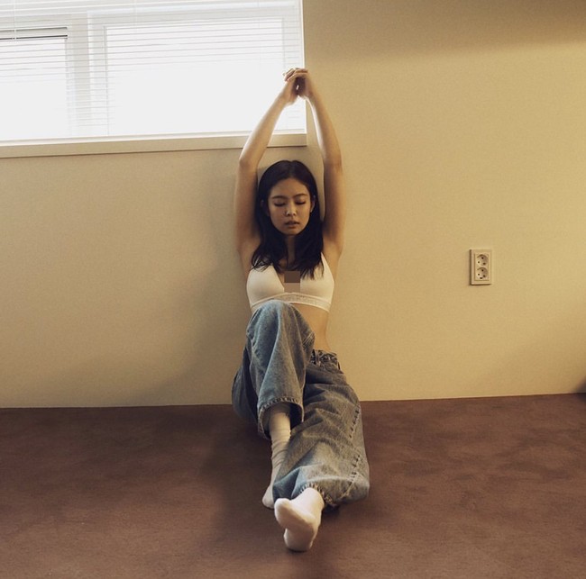 Nama Jennie BLACKPINK pun menjadi trending topic Twitter di mancanegara saat fotonya dirilis Calvin Klein, Kamis (9/9/2021) kemarin. Tubuh rampingnya membuat penggemar wanita kagum. Foto: dok Calvin Klein