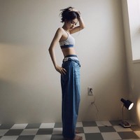 Dalam pemotretannya kali ini, Jennie BLACKPINK memamerkan otot perut yang sukses memukau netizen dan penggemar. Ia memang rutin melakukan pilates dan menjaga pola makan. Foto: dok Calvin Klein