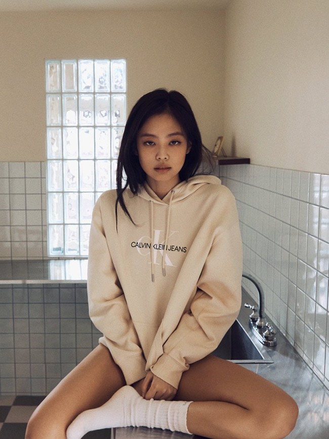  Ini bukan kali pertama Jennie BLACKPINK berpartisipasi dalam campaign Calvin Klein. Sebelumnya, kekasih G-Dragon itu menjalani pemotretan untuk 2021 Spring Campaign. Foto: dok Calvin Klein