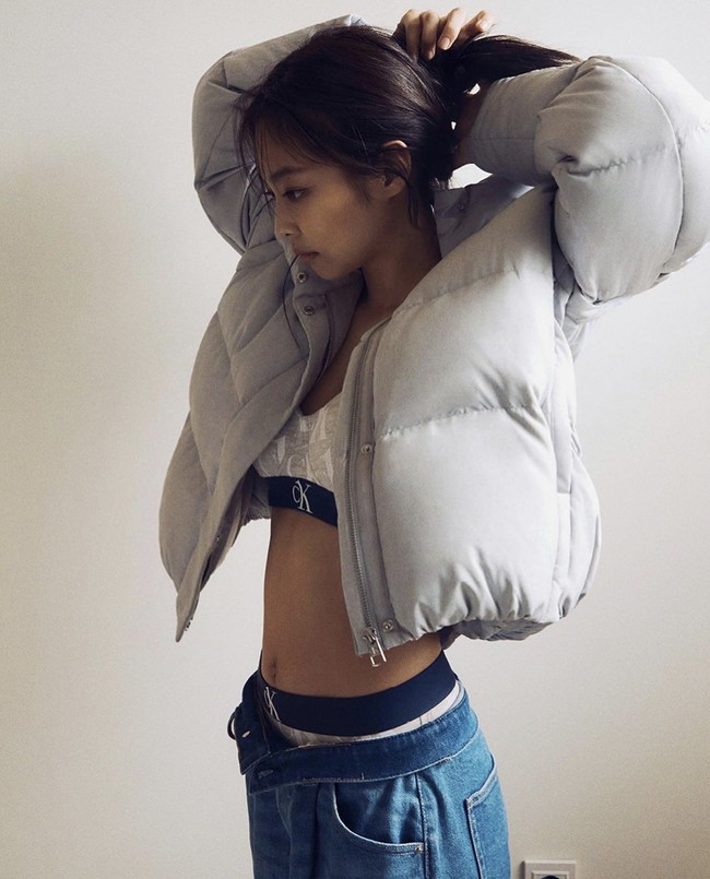 Jennie BLACKPINK yang mendapat julukan It Girl banjir pujian dari netizen Korea. Idol kelahiran 1996 ini menjadi perbincangan hangat di forum online. Foto: dok Calvin Klein