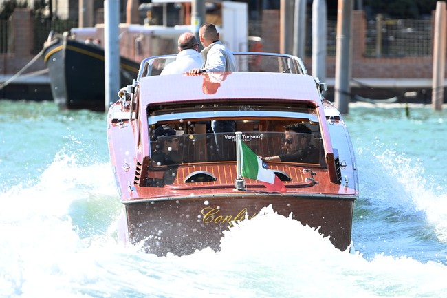 Kemesraan sejoli tersebut berlanjut di perahu cepat yang mengangkut mereka. Foto-foto hasil jepretan paparazzi memperlihatkan keduanya duduk sambil merangkul satu sama lain. (Foto: Getty Images/Pascal Le Segretain)