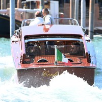 Kemesraan sejoli tersebut berlanjut di perahu cepat yang mengangkut mereka. Foto-foto hasil jepretan paparazzi memperlihatkan keduanya duduk sambil merangkul satu sama lain. (Foto: Getty Images/Pascal Le Segretain)