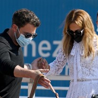 Tidak ketinggalan kacamata hitam yang stylish untuk melindungi mata dari sengatan sinar matahari. (Foto: Getty Images/Pascal Le Segretain)