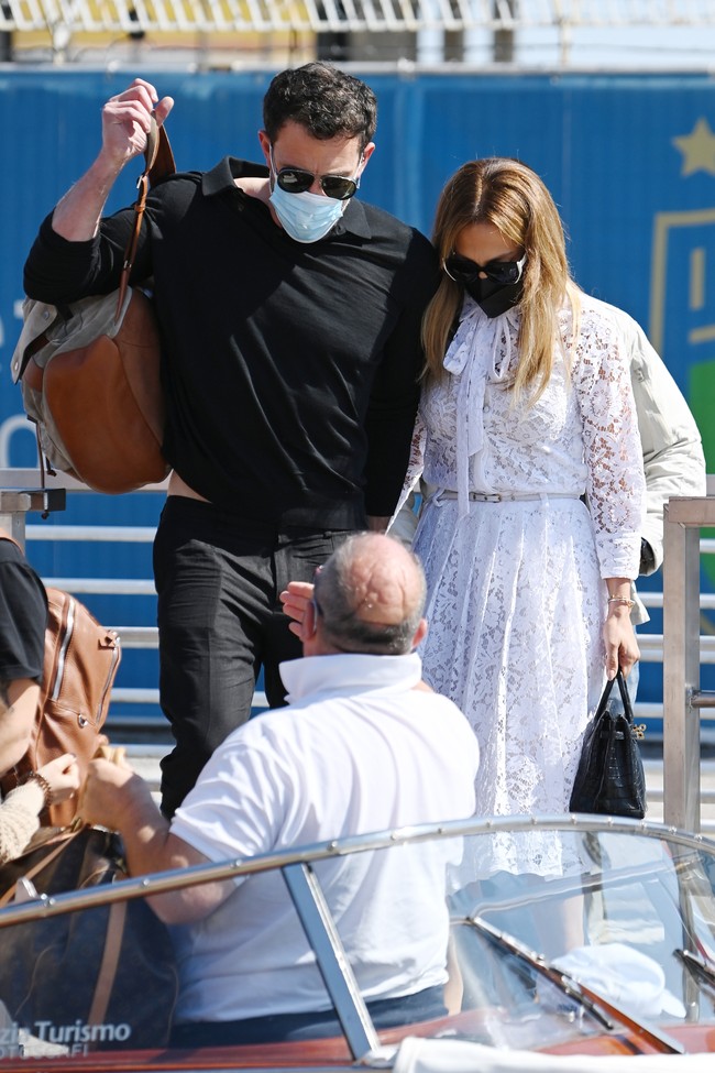 Kemesraan juga terlihat dari pilihan busana mereka. Keduanya tampil kompak dalam balutan pakaian hitam-putih ala yin dan yang (Foto: Getty Images/Pascal Le Segretain)