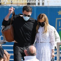 Kemesraan juga terlihat dari pilihan busana mereka. Keduanya tampil kompak dalam balutan pakaian hitam-putih ala yin dan yang (Foto: Getty Images/Pascal Le Segretain)