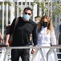 Meski belum sempat mengumumkan secara resmi tentang hubungan mereka, Jennifer Lopez dan Ben Affleck terlihat nyaman memamerkan kemesraan di tengah publik. Terlihat keduanya selalu bergandengan tangan saat muncul di salah satu dermaga sebelum naik perahu menuju destinasi. (Foto: Getty Images/Pascal Le Segretain)