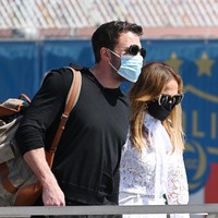 Cinta lama bersemi kembali bagi Jennifer Lopez dan Ben Affleck. Putus 17 tahun lalu, keduanya kini menjalin hubungan asmara lagi dan mereka pun tak sungkan untuk memamerkan kemesraan di depan publik. Seperti yang terlihat ketika keduanya menyambangi kota Venesia, Italia, pada Kamis (9/9/2021). (Foto: Getty Images/Pascal Le Segretain)