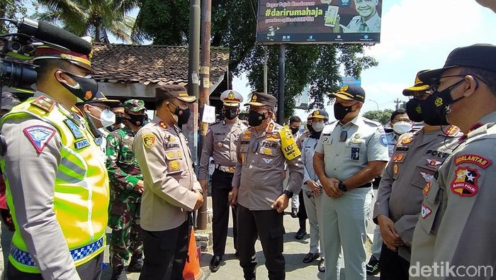 Kakorlantas Mabes Polri Irjen Istiono saat meninjau vaksinasi di Salam, Magelang, Jumat (10/9/2021).
