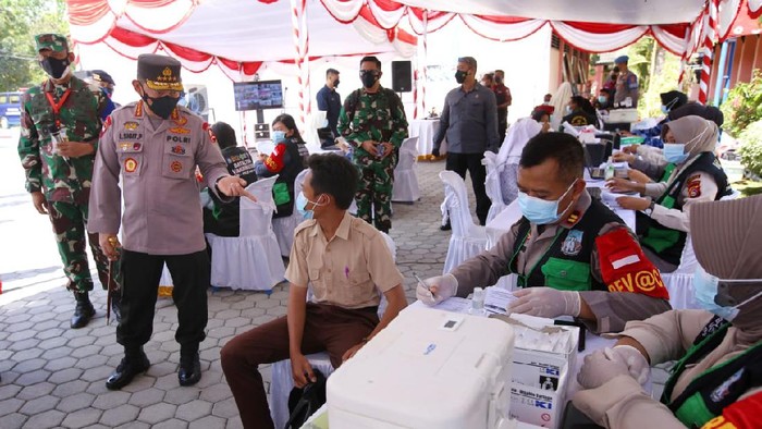 Kapolri Jenderal Listyo Sigit Prabowo tinjau vaksinasi di NTB (Foto: Istimewa)