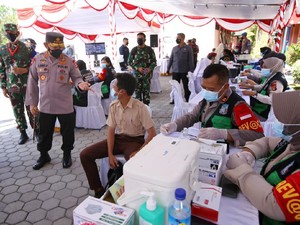 Kapolri Tinjau Vaksinasi di NTB, Harap Target Pemerintah Segera Terwujud