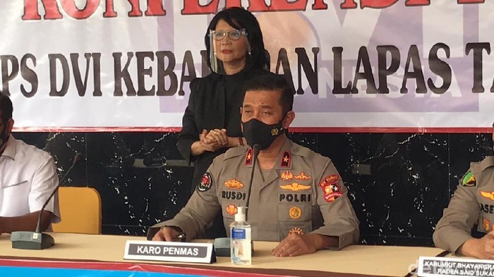 Karo Penmas Divisi Humas Polri Brigjen Rusdi Hartono saat jumpa pers di RS Polri, Jaktim