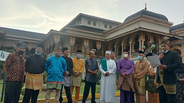 Kelompok Melayu di Medan Saat Konferensi Pers di Istana Maimun