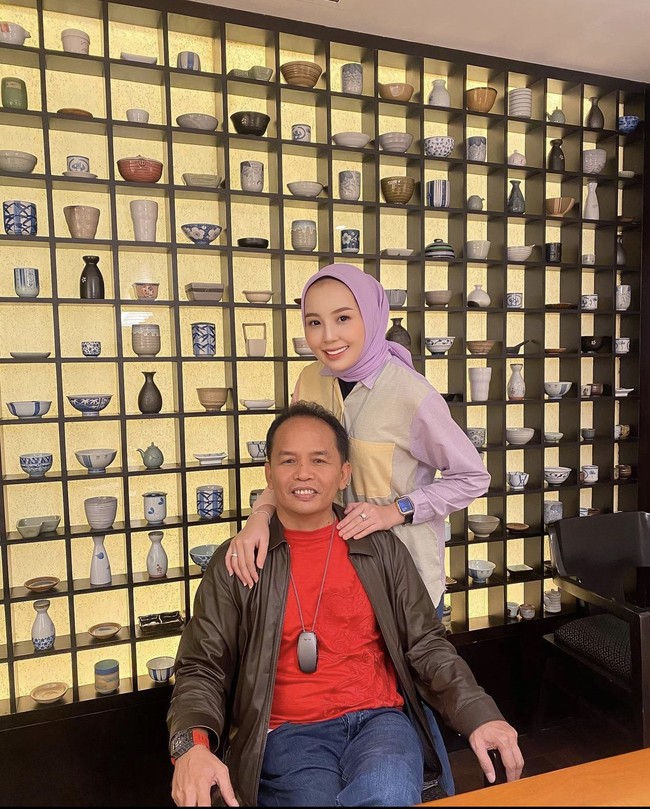 Jatuh cinta memang tak memandang usia. Cinta juga kadang datang dengan tak diduga. Ungkapan tersebut tepat menggambarkan kisah viral Putri Pariwisata Kalimantan Tengah dan anggota DPR Kalimantan Tengah ini. Foto: Dok. Instagram @thisia.halijam.