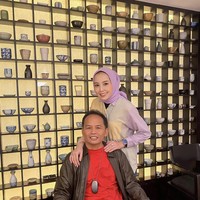 Jatuh cinta memang tak memandang usia. Cinta juga kadang datang dengan tak diduga. Ungkapan tersebut tepat menggambarkan kisah viral Putri Pariwisata Kalimantan Tengah dan anggota DPR Kalimantan Tengah ini. Foto: Dok. Instagram @thisia.halijam.